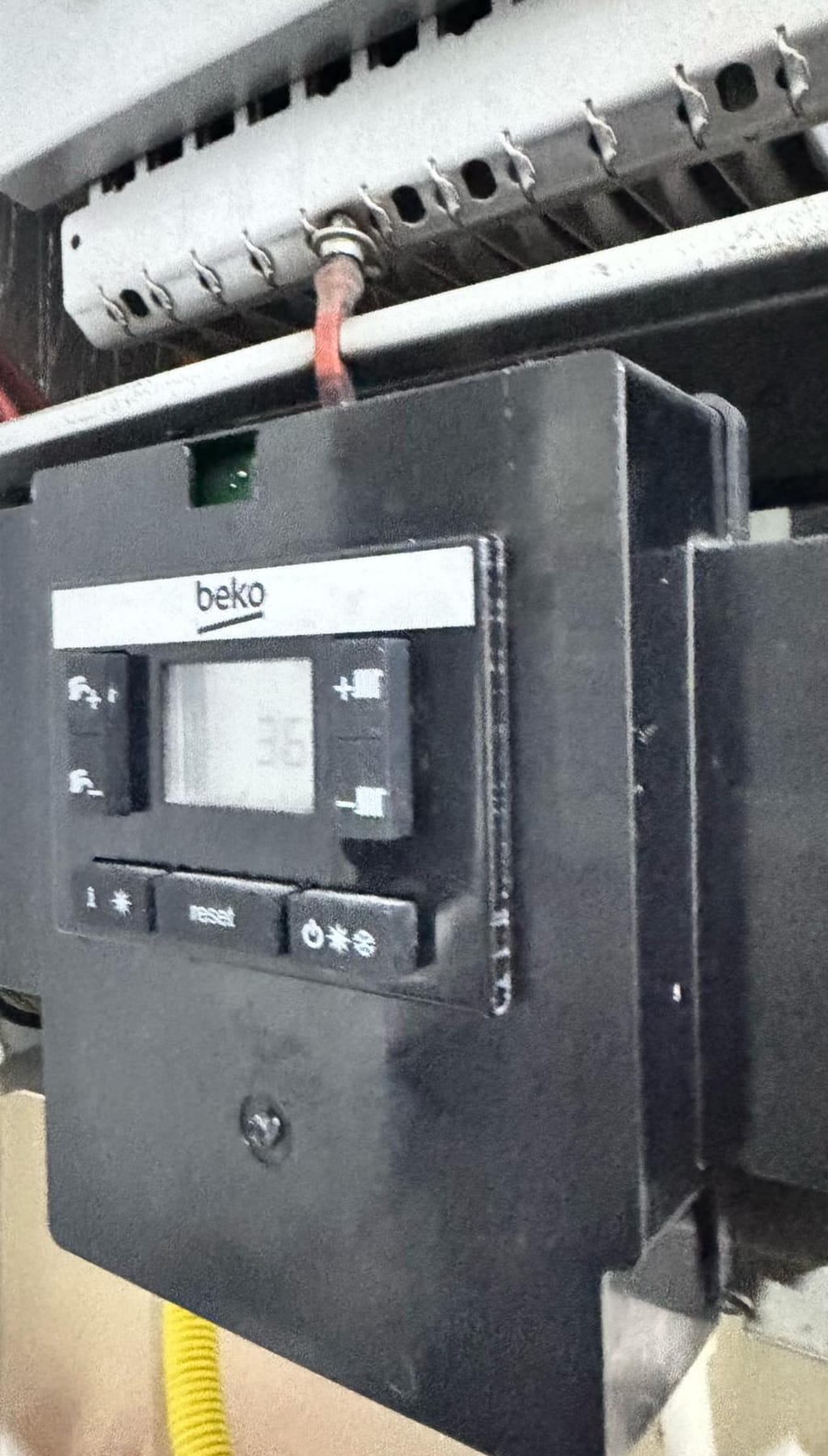 Duvara monteli Beko kombi, ekranında sıcaklık göstergesi