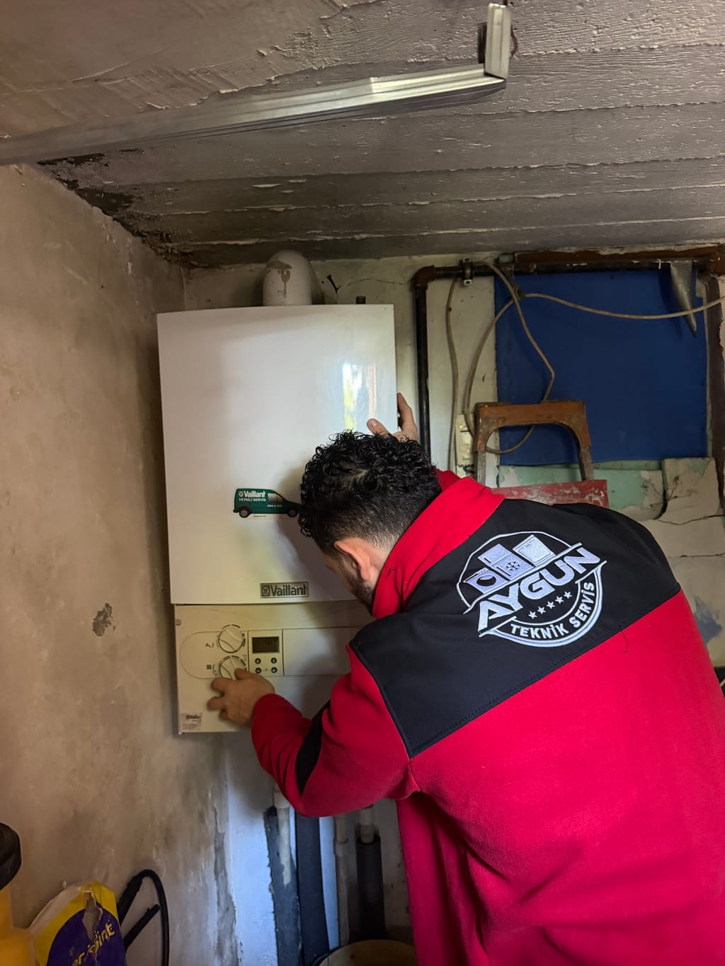 Aygün Teknik Servis teknisyeni Vaillant kombiyi yerinde kontrol ederken