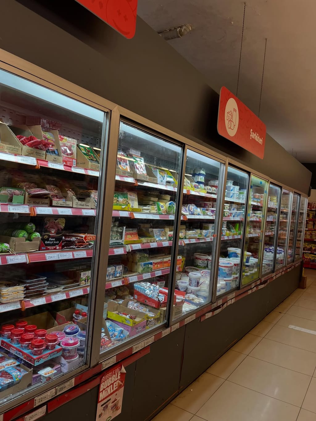 Markette şarküteri reyonu soğutma dolabı