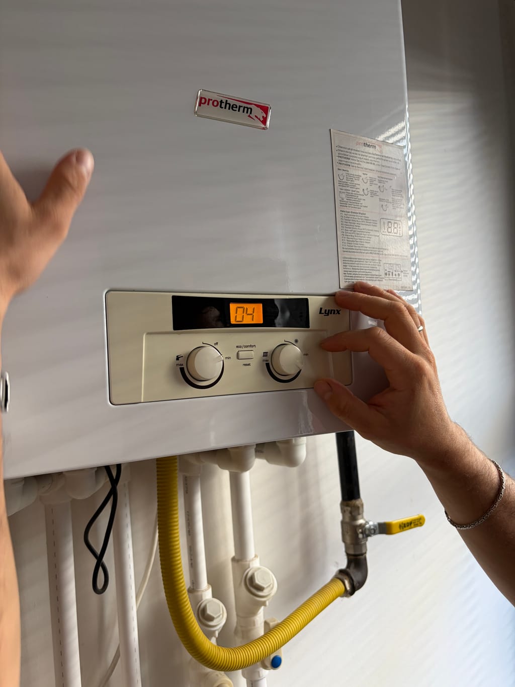 Protherm Lynx kombi ekranında 04 hata kodu — gaz yokluğu / ateşleme hatası