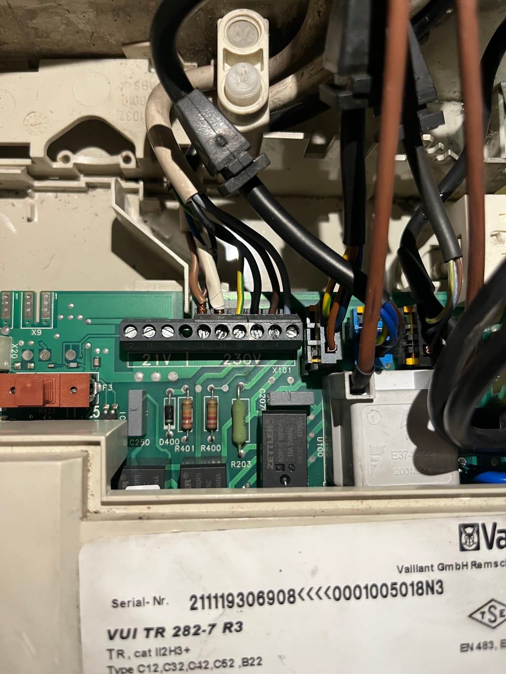 Vaillant kombinin elektronik kartı ve model etiketi
